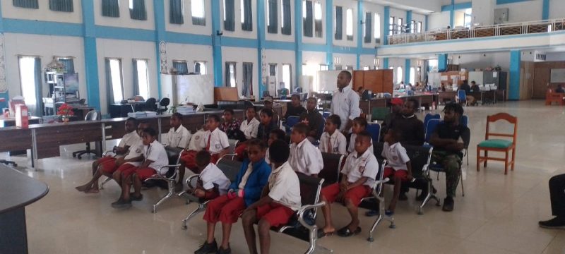 Caption: Kepala Dinas Pendidikan Kabupaten Jayawijaya, Natalis Mumpu, saat berdialog dengan Tim Peduli Pendidikan Kabupaten Jayawijaya beserta siswa SD Inpres Elabukama dan SMKN 1 Pariwisata Wamena untuk meminta pergantian kepala sekolah di dua sekolah itu.