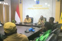 Caption: Penjabat Sekda Papua Pegunungan, Wasuok D Siep, saat menerima sekaligus memberikan penjelasan kepada P3A dari tiga distrik Kabupaten Jayawijaya di ruang rapat Kantor Gubernur Papua Pegunungan pada Selasa 21 Desember 2025