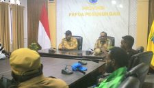 Caption: Penjabat Sekda Papua Pegunungan, Wasuok D Siep, saat menerima sekaligus memberikan penjelasan kepada P3A dari tiga distrik Kabupaten Jayawijaya di ruang rapat Kantor Gubernur Papua Pegunungan pada Selasa 21 Desember 2025