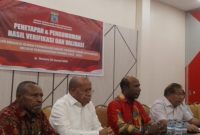 Caption: Tim Pansel saat memberikan keterangan pers tentang proses verifikasi dan validasi calon anggota DPRP Papua Pegunungan. Keterangan diberikan oleh Ketua Pansel Prof Nomensen ST Mambraku (tengah), Yohanes Kakyarmabin (kiri), Hantor Matuan (dua dari kiri), Adrianus Hubi (sekretaris) (tiga dari kiri), Melyana Ratana Pugu (dua dari kanan), dan Prof Hyronimus Rowa (kanan) pada Rabu malam.