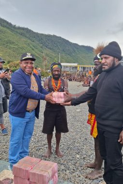 Menuju Perdamaian, Pj Bupati Puncak Jaya Serahkan Bantuan Rp 2 Milyar Kepada Dua Kubu Yang Berkonflik