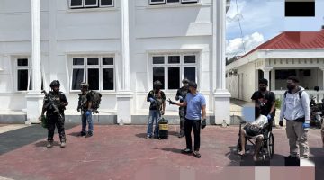 Satgas Gakkum Ops Damai Cartenz 2025 Serahkan Tersangka Aske Mabel dan Barang Bukti ke Kejaksaan Negeri Wamena