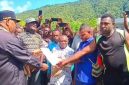 Bupati Yalimo Nahor Nekwek menyerahkan Rekomendasi kepada Masyarakat Benawa untuk memperjuangkan Pemekaran CDOB Kabupaten Benawa.