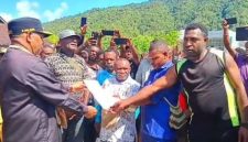 Bupati Yalimo Nahor Nekwek menyerahkan Rekomendasi kepada Masyarakat Benawa untuk memperjuangkan Pemekaran CDOB Kabupaten Benawa.