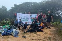 Aksi bersih-bersih sampah yang dilakukan peserta Divisi Gunung Hutan JPAM di Gunung Salahutu, Jumat (15/8). Dalam aksi ini, berhasil membawa turun 325 kg sampah.