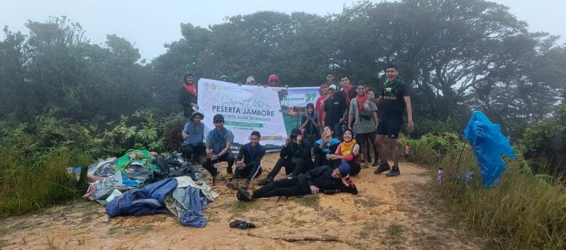 Aksi bersih-bersih sampah yang dilakukan peserta Divisi Gunung Hutan JPAM di Gunung Salahutu, Jumat (15/8). Dalam aksi ini, berhasil membawa turun 325 kg sampah.