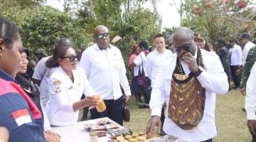 Kunjungan Kerja Gubernur dan Wagub Papua Tengah Ke Puncak Jaya, Dorong Pertanian Kopi dan UMKM Lokal ‎ ‎